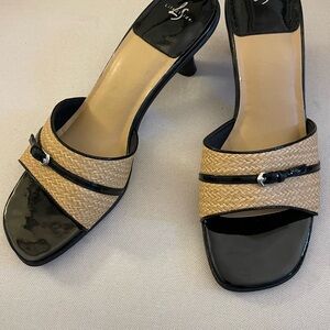 Life Stride Black Patent leather and faux straw pump.